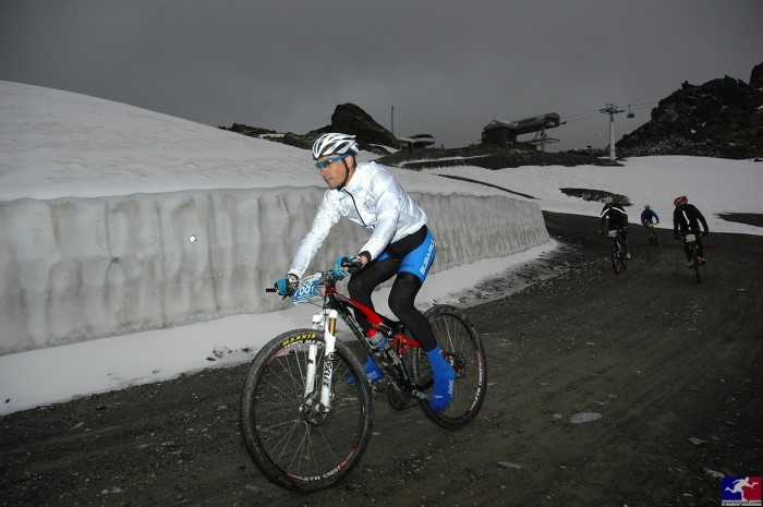 The weather at TransAlp ranges from sub-zero to well into the 30's. Such changes can be hard to manage. Photo: Sportograf The weather at TransAlp ranges from sub-zero to well into the 30's. Such changes can be hard to manage. Photo: Sportograf