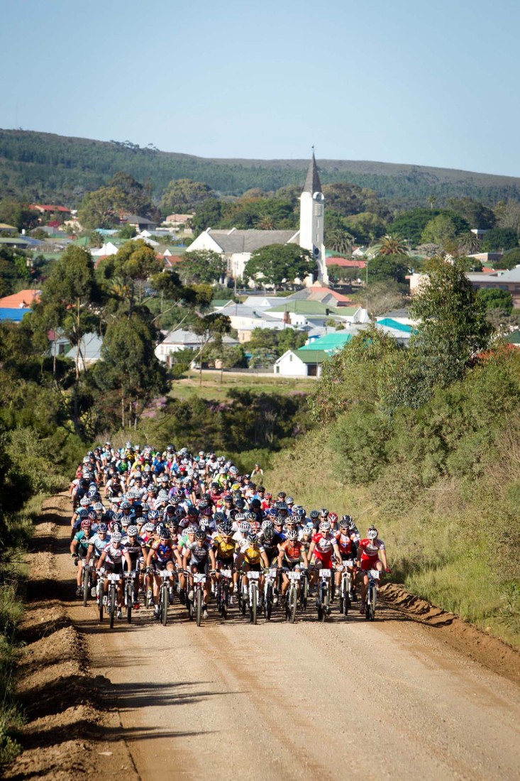 The field leaves Albertinia. Photo by Nick Muzik/SPORTZPICS