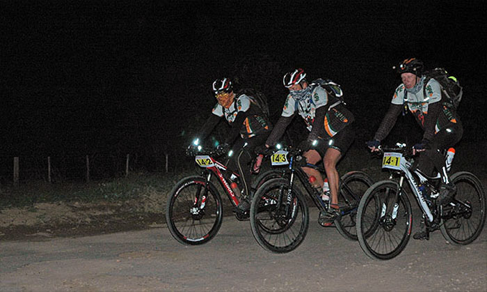 SPE Security's Dean Swanepoel, Arnou Oberholzer and Dean Coetzee, head into the night shortly after the start.