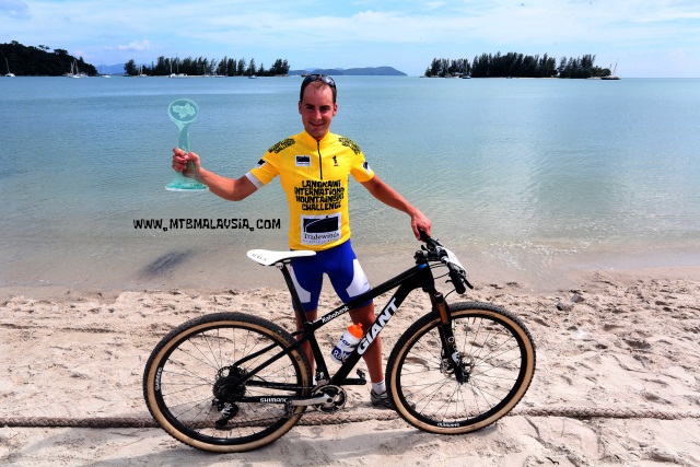 Fabian Giger on the beach in yellow (photo by MTBMalaysia.com)