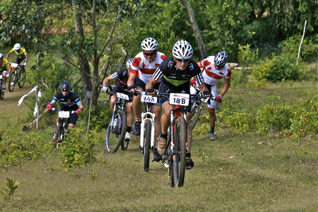 Closely bunched riders in yesterday's prologue; photo Pascal Mamet