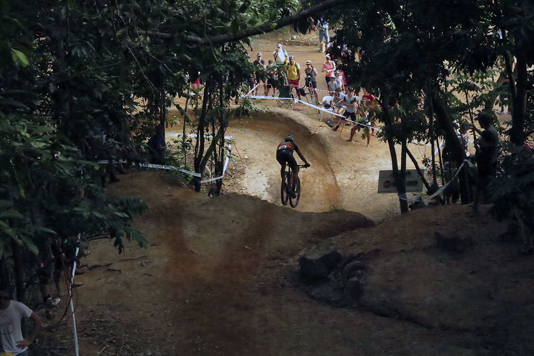 Mark Tupalski hits the A-line on Rodeo Drop. Photo: Mike Blewitt