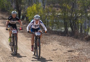Sarah White, the strong elite women draws from here ultra-marathon running experience in the tough conditions. Here with A3 rider Dirk Carpentier (BEL).